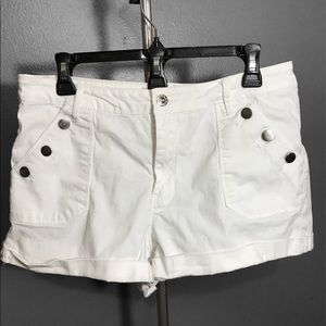 l.e.I. - White high rise shorts buttons on pockets